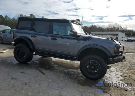 2021 Ford Bronco Base z USA, uszkodzony, nr VIN 1FMEE5DP1MLA93302